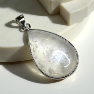 Hänge - vit månsten